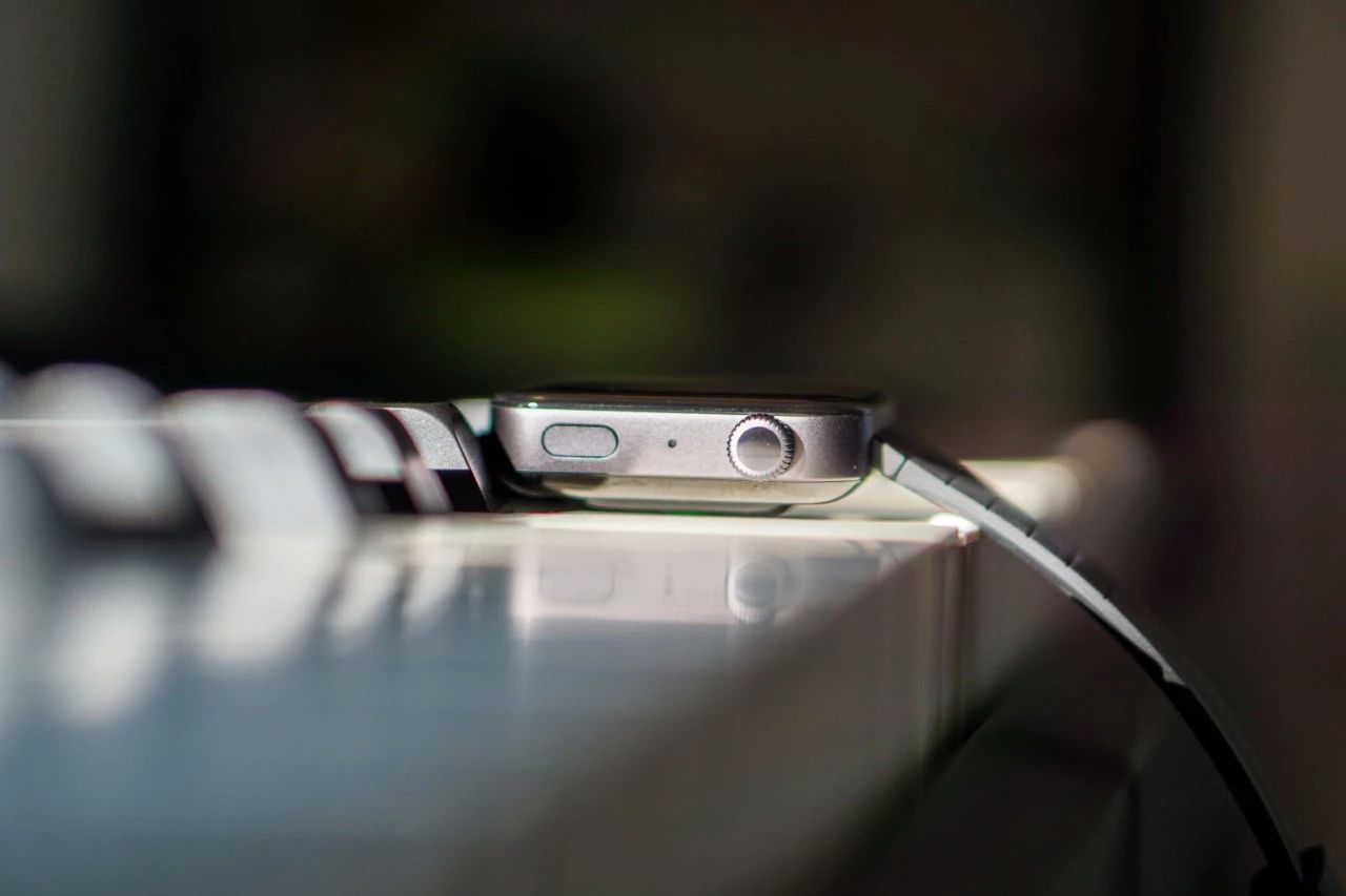 小米智能手表和华为手表哪个好,小米智能手表watch1和2有什么区别