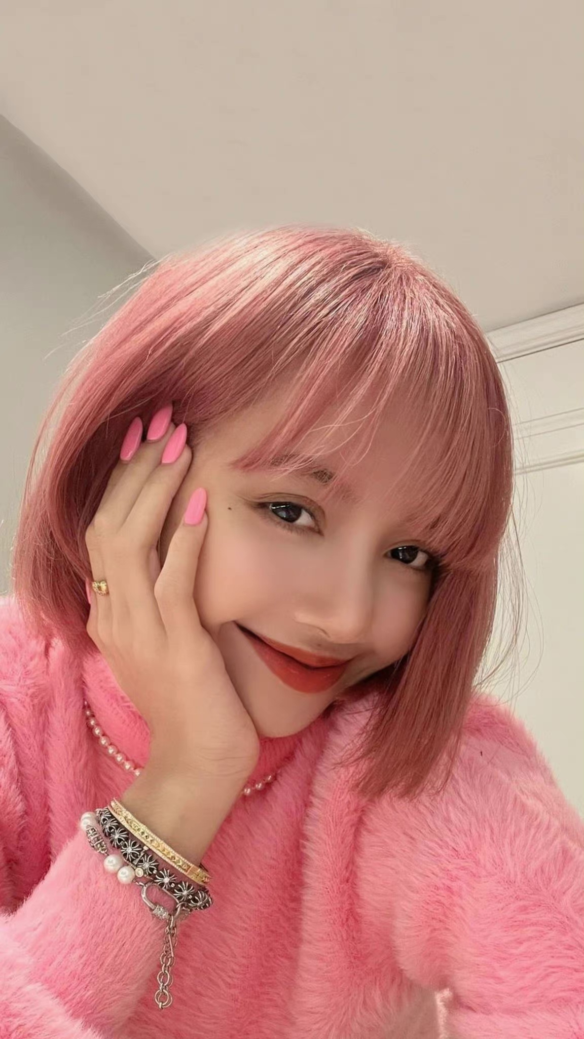 lisa粉衣造型配绿手套,lisa新造型帅