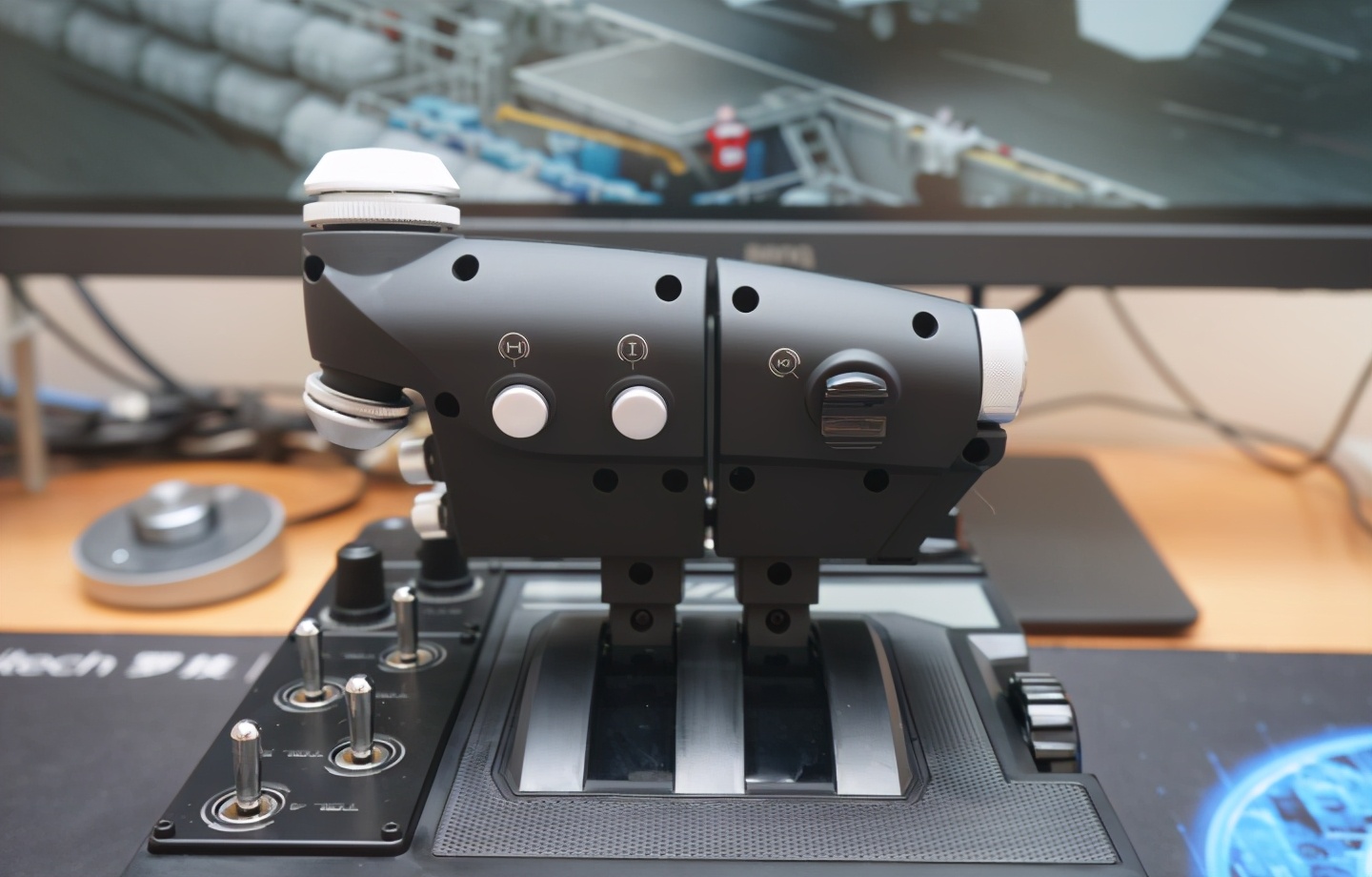 罗技x56飞行摇杆怎么用,罗技x56飞行摇杆