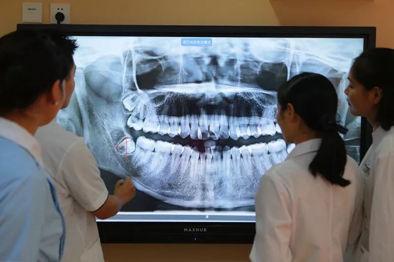 让你笑出自信的不止益达！仅39.9元抢成都华品口腔保健洁牙套餐！