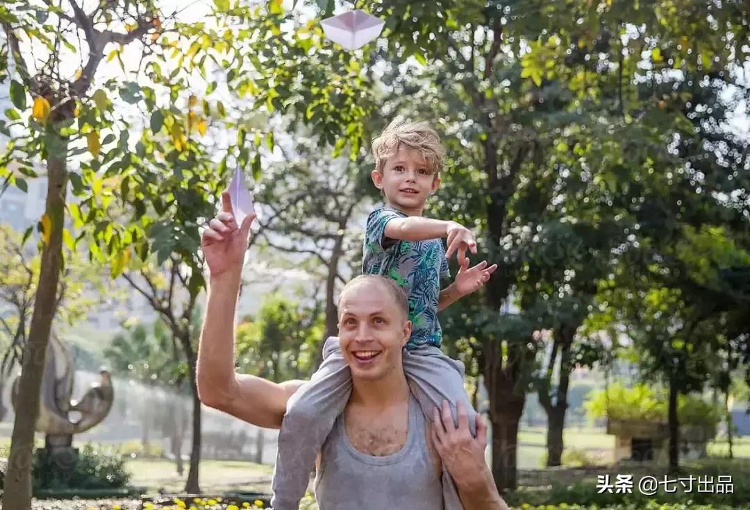 怎么折纸飞机纸飞机会飞得更远,儿时折纸飞机方法