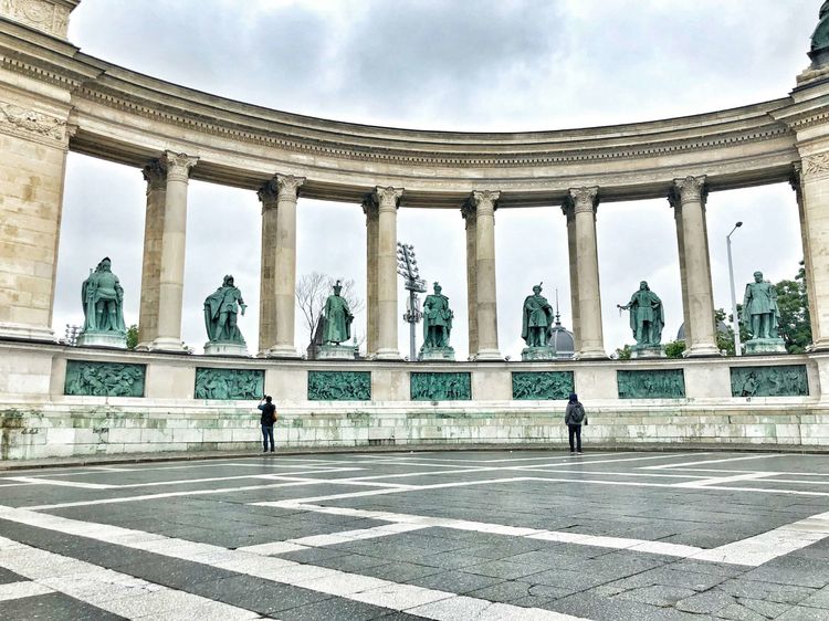 匈牙利的首都,当年陈强曾到此,两个儿子取名“布达”“佩斯”