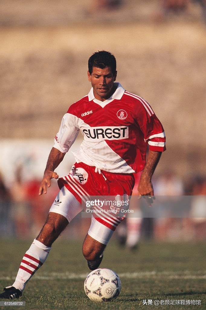 第一个穿白球鞋的球星,马拉多纳南非世界杯场边秀脚法