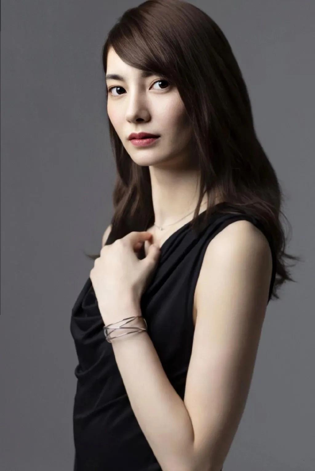 日本丰田太子妃曝光,神秘名媛撞脸奥黛丽赫本,却偏爱“好嫁风”