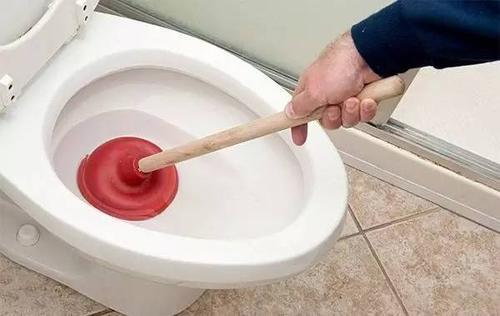 家里马桶用毛巾堵了,家里马桶堵了用皮搋子