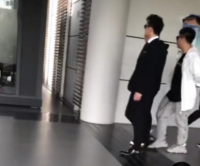 郑恺程晓玥母亲节目,郑恺现身程晓玥综艺