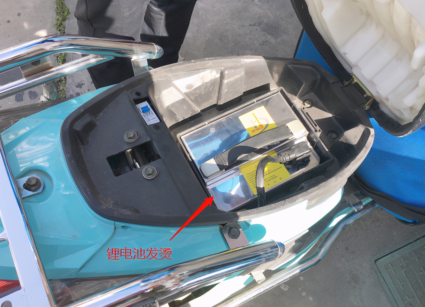 电动车换新电池也不耐用怎么回事,电动车没劲是电瓶该换了吗