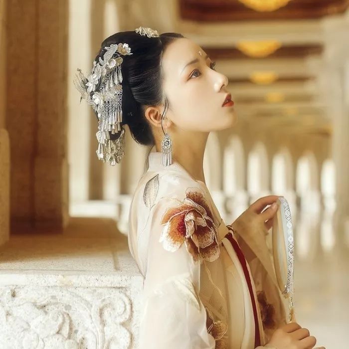 不染世俗的古风女头真人,有意境古风女头真人版