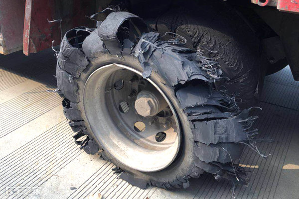 防爆胎高速爆胎后正确处理方法,防爆胎夏天跑高速如何防止爆胎