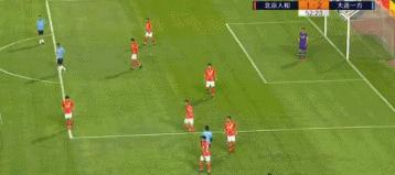 中超赛场超业余1幕！禁区内出现两个足球后卫懵了，外援趁机进球