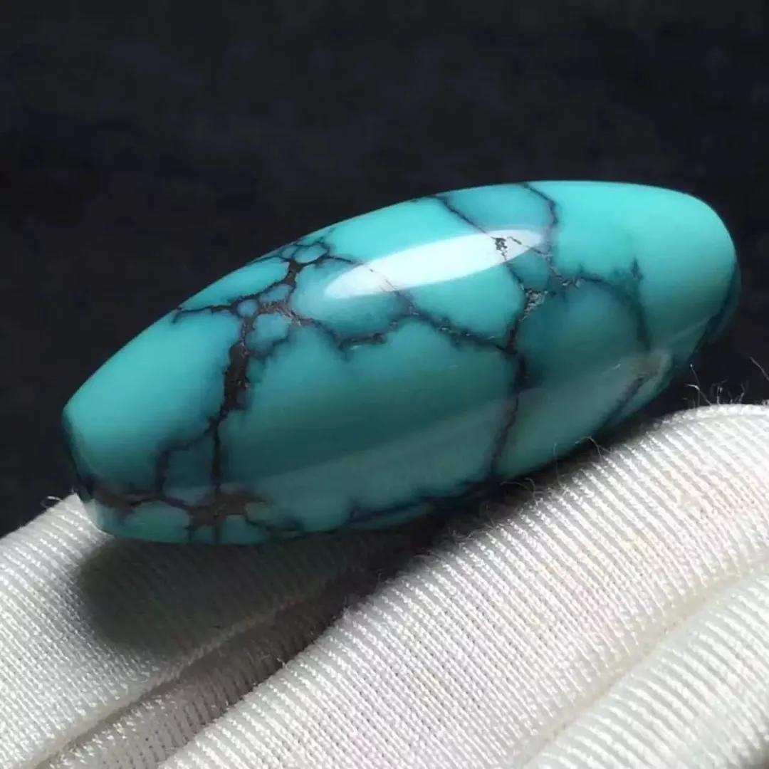 毛料原矿绿松石怎么鉴别真假,原矿绿松石表面黑色的是什么