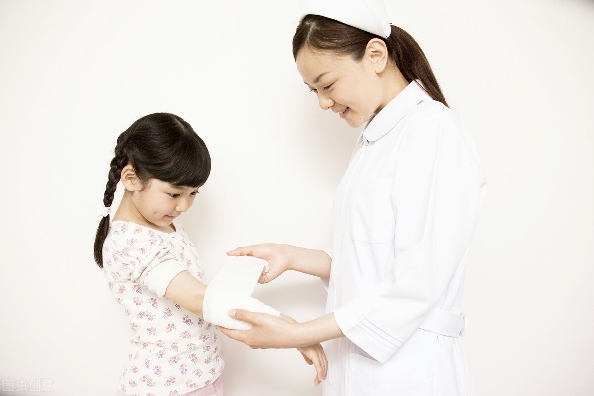 孩子受伤后为了避免留下瘢痕，家长一定要冷静