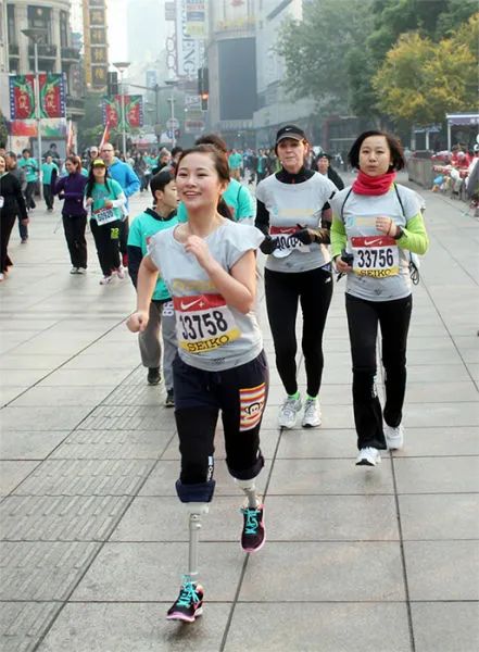 13岁独臂篮球少年网络爆红,广东独臂篮球少年成为运动员