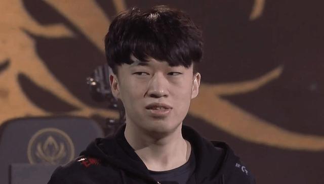 严君泽当uzi的辅助我也行,uzi小虎二打五严君泽反应