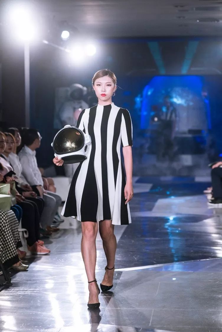 太空时尚秀,时尚与科技的碰撞视频