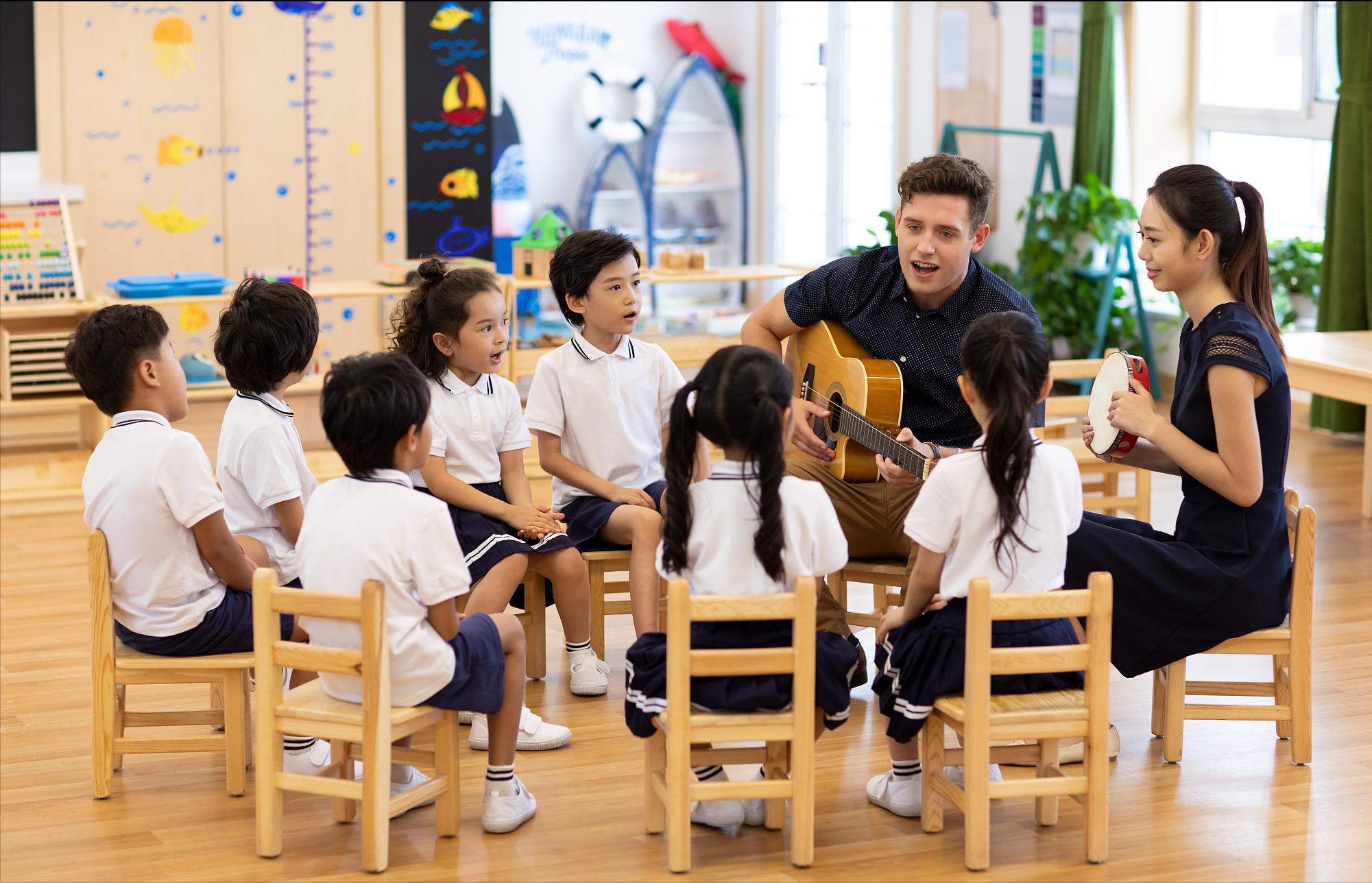 孩子秋季入园好还是插班入园好,公立幼儿园和私立幼儿园有啥区别