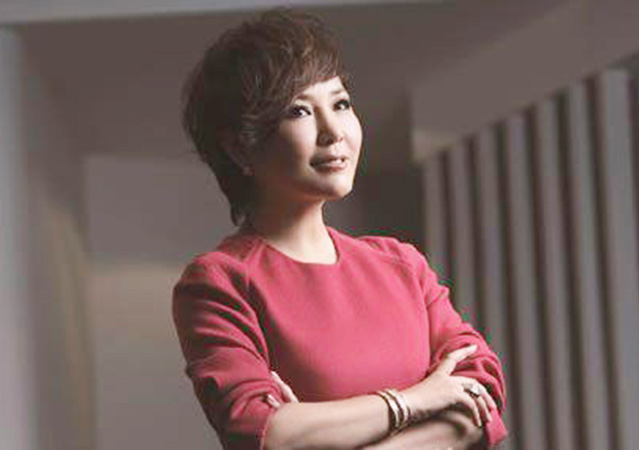 李静女儿罕见晒白裙美照,李静晒与16岁女儿合照