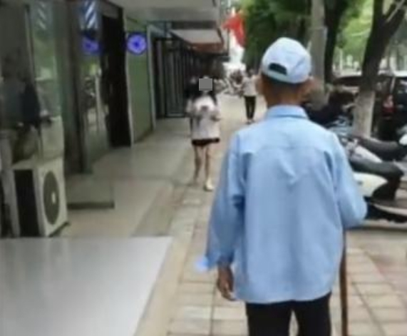 初中女生被83岁路人袭胸，警方作出处行政拘留10日的处罚但不执行，律师：纵容70岁以上老人或致“倚老违法”