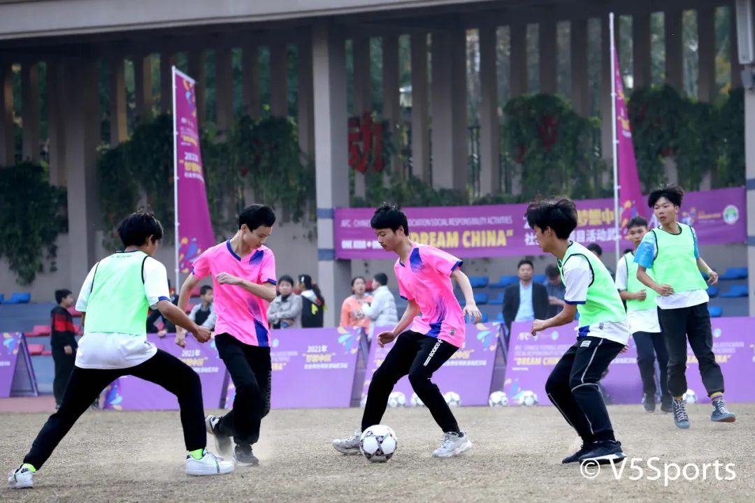 中国足协“梦想中国”公益行走进武汉市第一聋哑学校