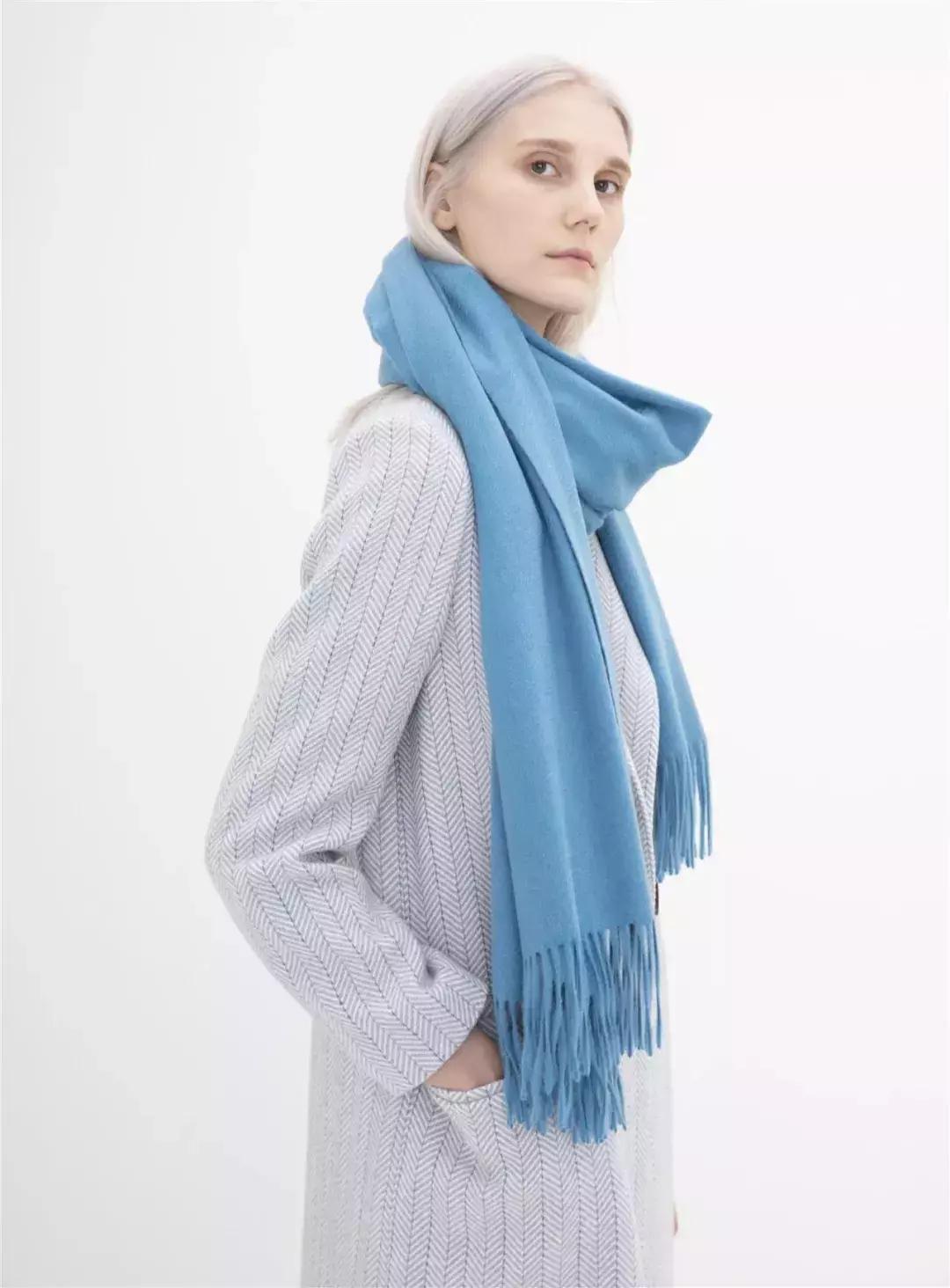 适合羽绒服显脸小围巾的系法,怎么给女生系围巾不会显脸小