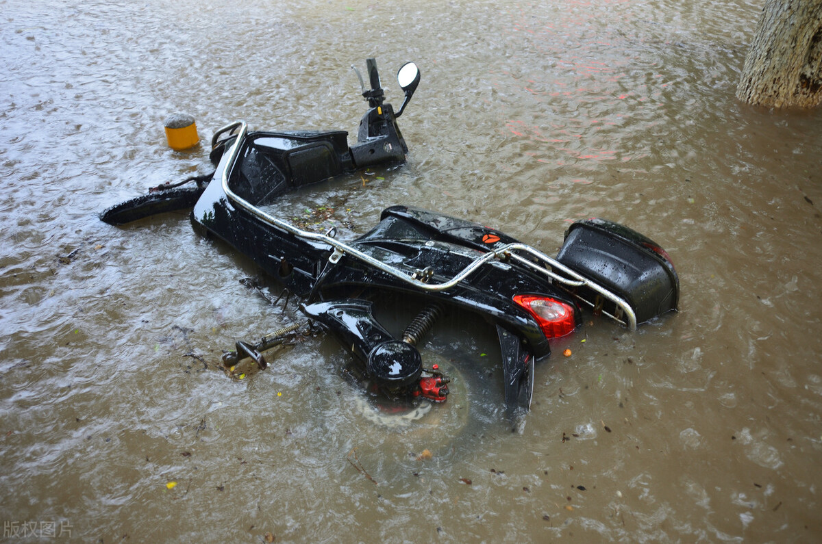 电动车电机进水后有卡顿怎么维修,电动车冬天后轮电机进水了怎么办