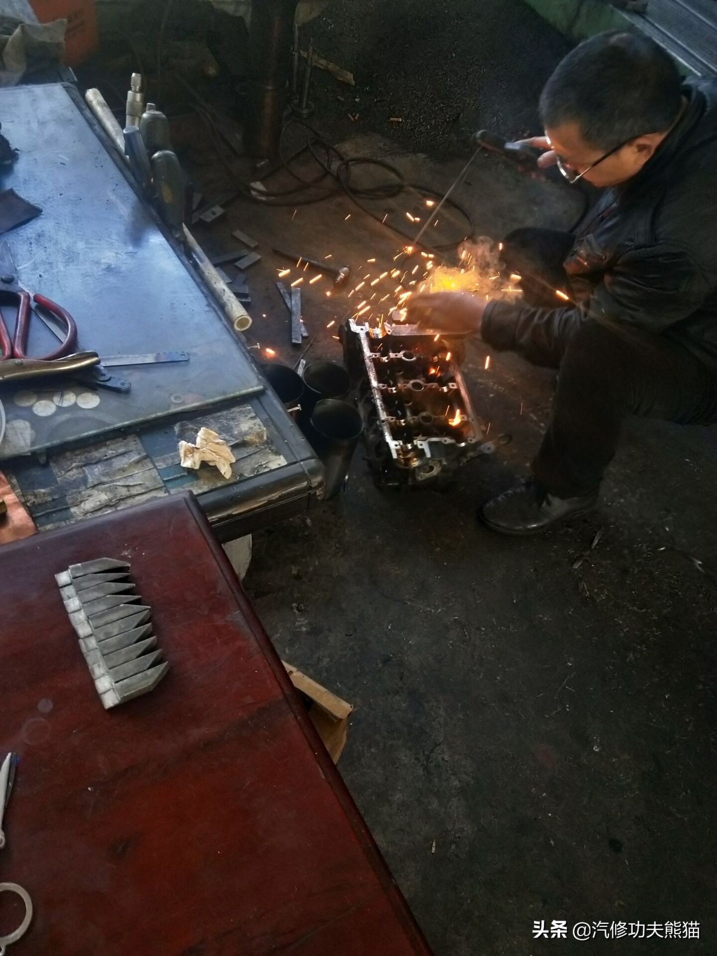 16款奥迪a6l2.5自吸发动机漏油,奥迪a6l2.4免拆烧机油处理靠谱吗