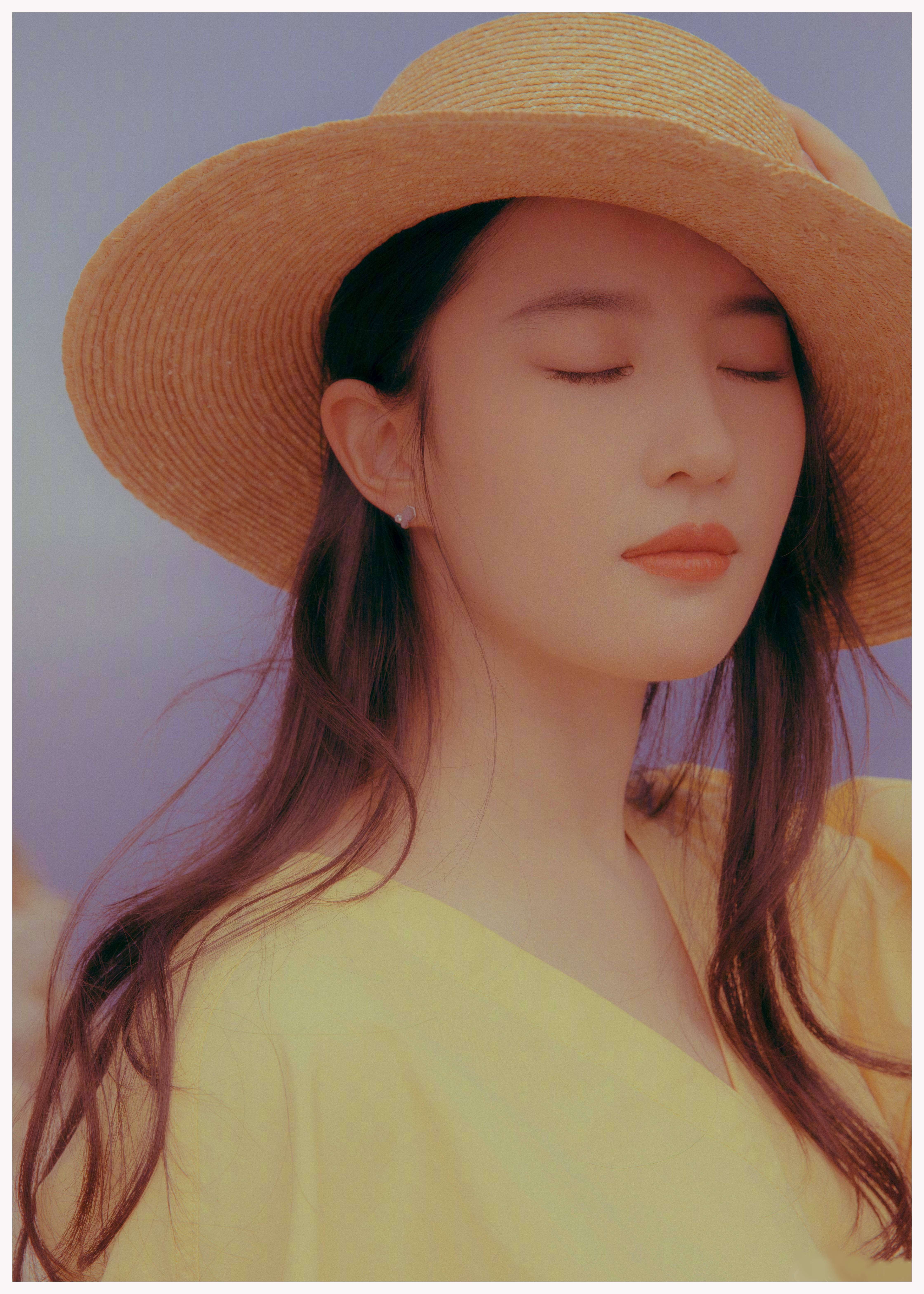 刘亦菲没“料”秀性感，缕空裙配初恋脸，胸小玩性感才更仙气