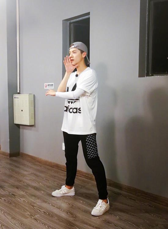 鹿晗三个人高街穿搭,鹿晗潮男穿搭