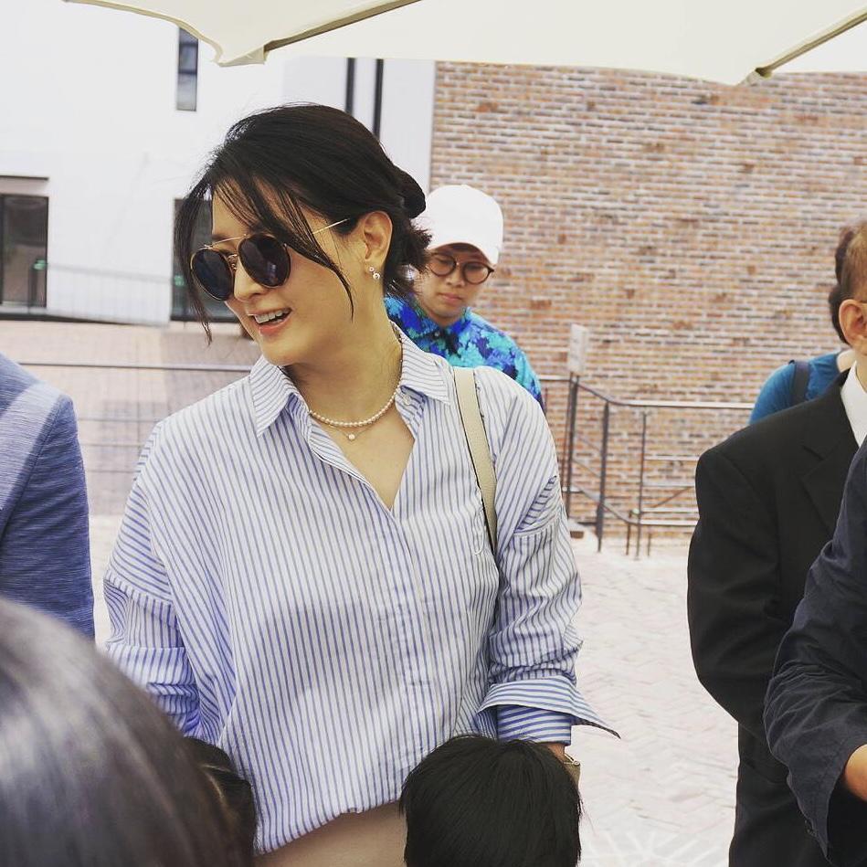 李英爱最新外穿毛衣搭配,李英爱红毯穿搭碎花裙