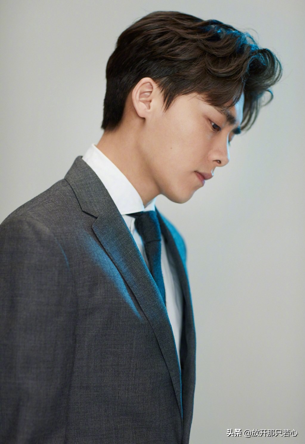 李易峰穿机车皮衣机场,李易峰机车服