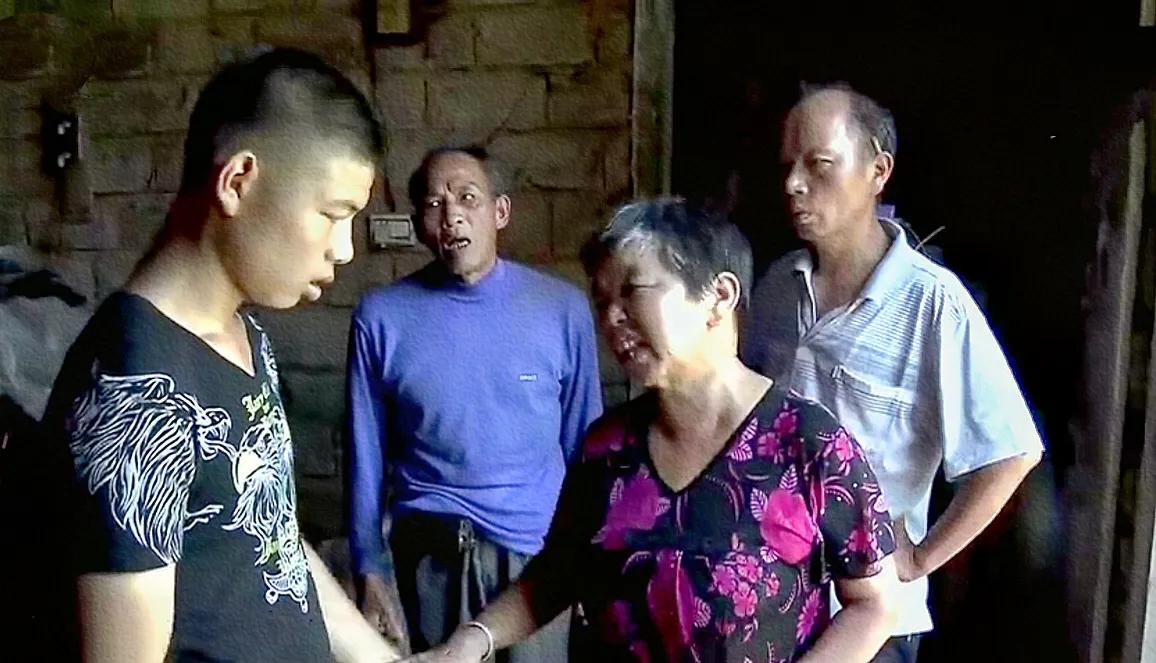 亲情：儿子吃百家饭，呼唤母亲想要一个家，可母亲却视而不见