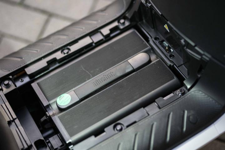 大灯炫酷有型,九号e100大灯效果