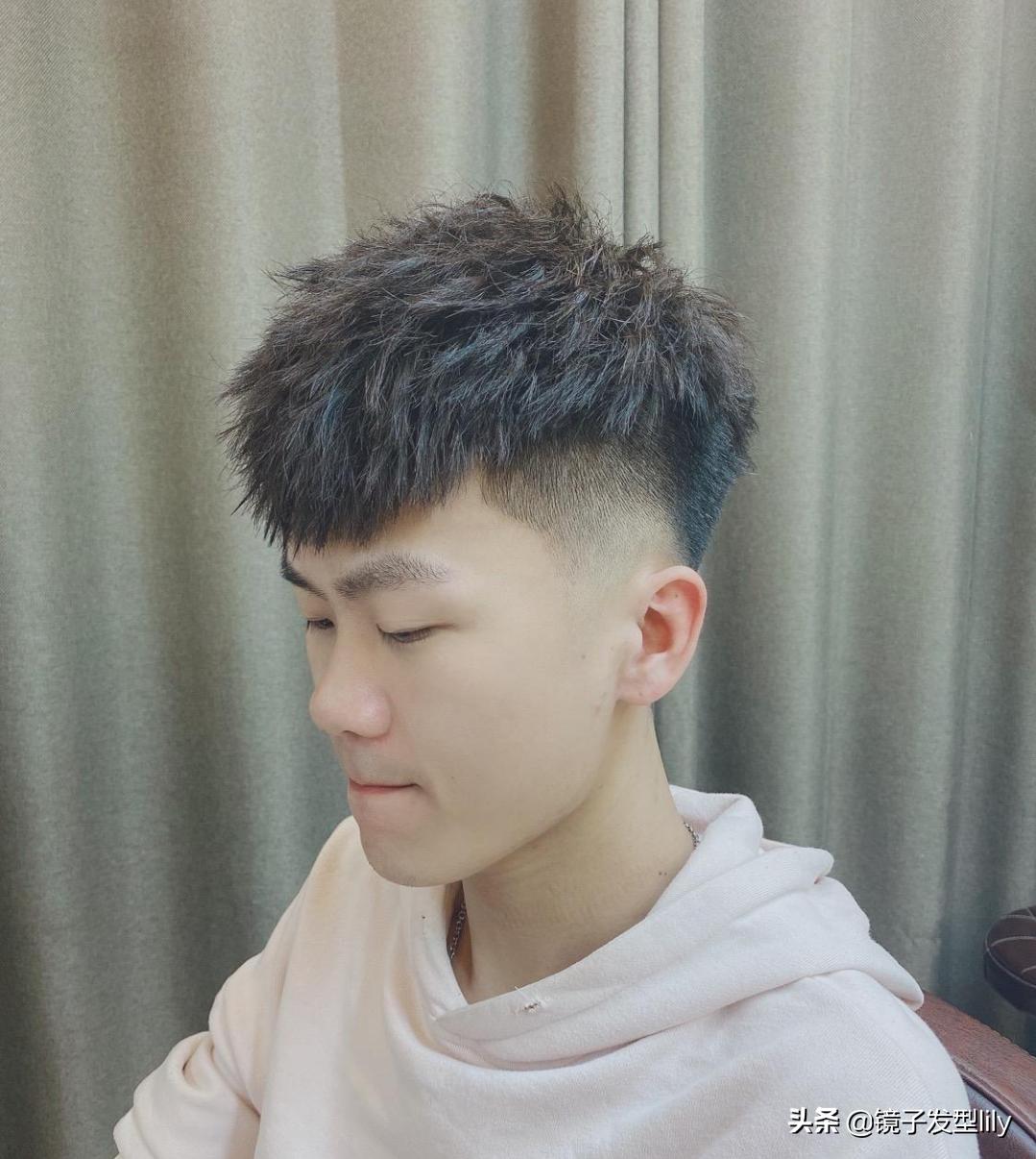 2021年最流行的发型发根蓬松造型,今年最流行的男士发型最简单款