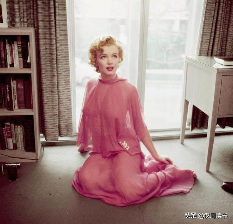 老照片1950年代的玛丽莲梦露,玛丽莲梦露粉红色裙子