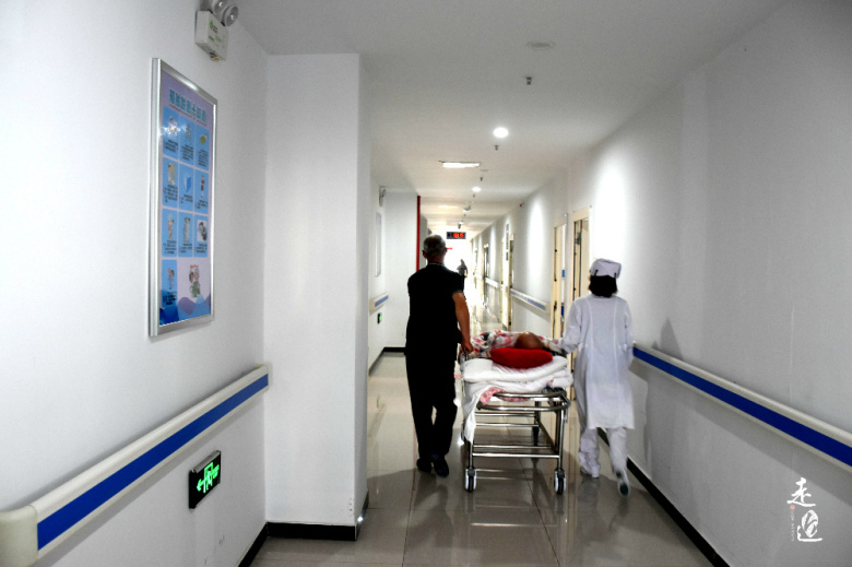 “第一次抠便，我差点吐了”！我和我的三百个爸妈