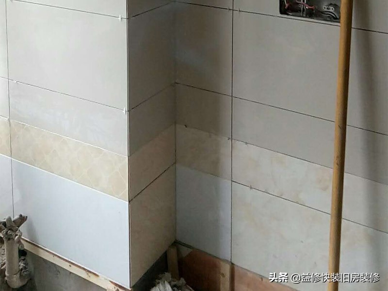 地砖翘起来了用什么胶可以直接粘,地砖翘起来能揭掉直接铺木地板么