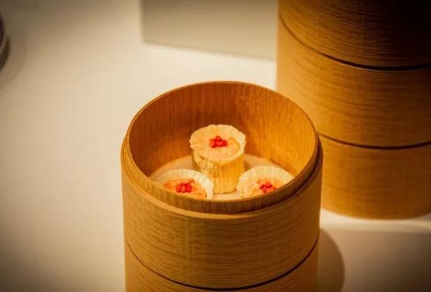 中国人烧给死人的纸扎，登上巴黎设计周，还被法国的博物馆收藏？