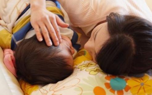 宝宝床上跌落如何判断摔到头没,宝宝摔下床正确对待的方式