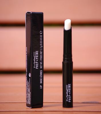 嘴唇常起皮适合涂口红还是唇釉,涂口红的正确步骤唇型