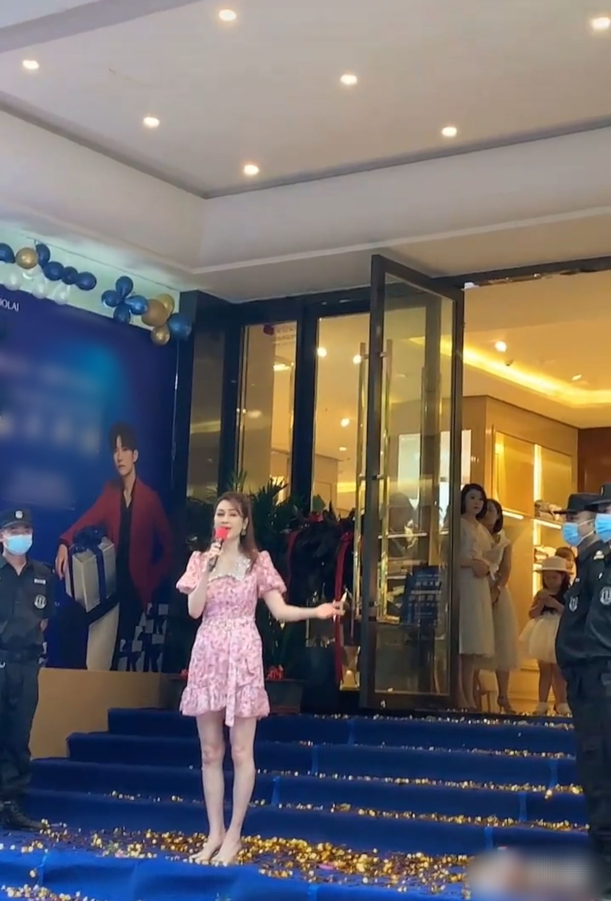 洪欣现身街头表演,50岁洪欣县城演出