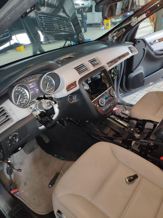 奔驰r350发动机后部漏水维修案例,奔驰r350最外侧水箱怎么拆解