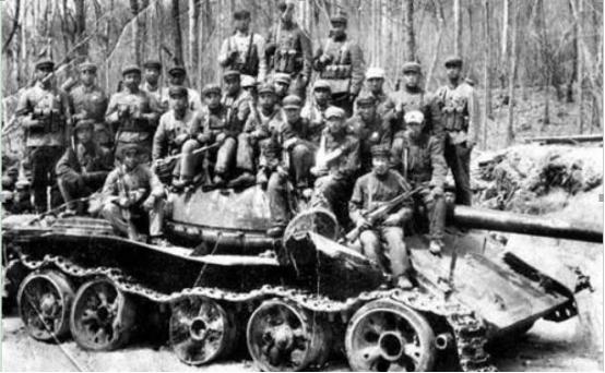 这位战斗英雄发言时,毛主席激动得站起来两次,34岁成大军区副职