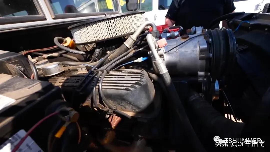 在街头遇到一辆悍马H1，打开引擎盖后却发现大有不同