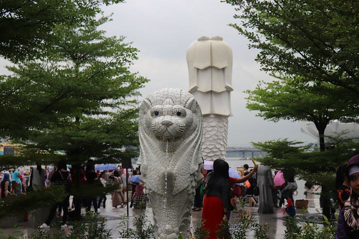 新加坡标志性建筑鱼尾狮,新加坡标志性建筑鱼尾狮英语