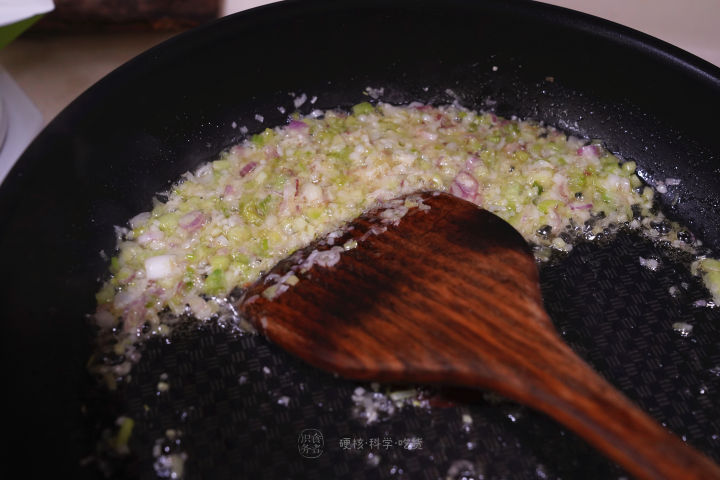 煎牛排时黄油炸到身上怎么办,煎牛排香料总是一煎就糊