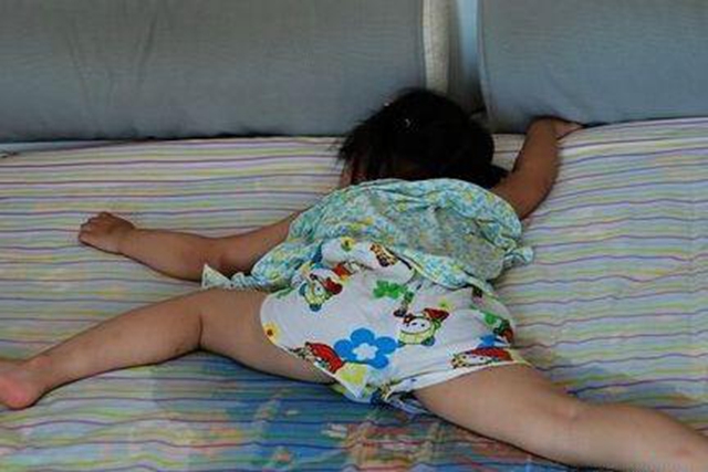 两周半宝宝尿床该不该训斥,宝宝尿床怎么开导