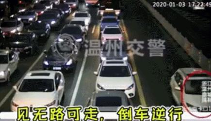 无证驾驶被拦闹市疯狂冲卡,女司机夜晚冲卡被交警围追