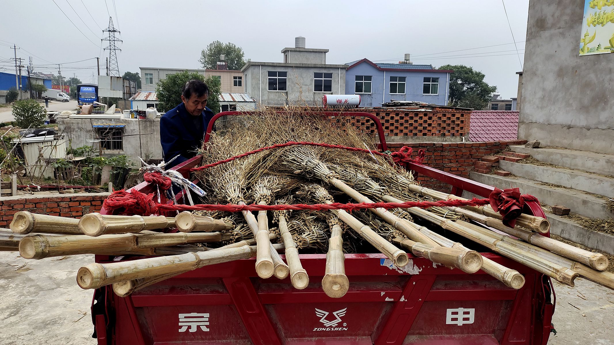 绑扫把老手艺即将失传的手艺,怎么扎竹扫把最简单方法