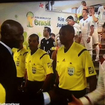 他们拼命化解尴尬的样子，够我笑上一整天