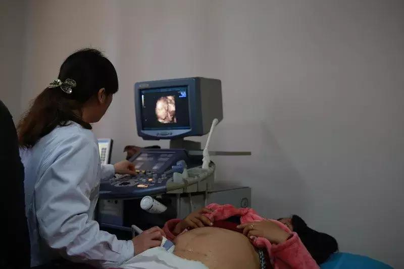 我明明开的是彩超,图像怎么是黑白的?